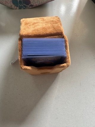 Caja Eevee con cartas Pokémon holograficas