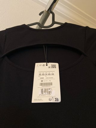 Vestido negro Pull&Bear con abertura en el escote