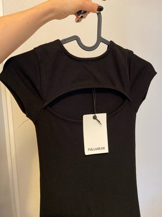 Vestido negro Pull&Bear con abertura en el escote