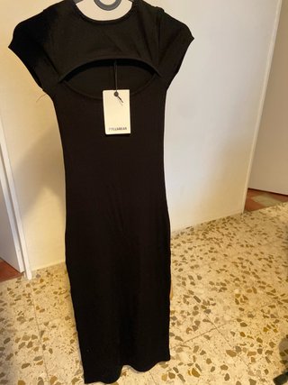 Vestido negro Pull&Bear con abertura en el escote