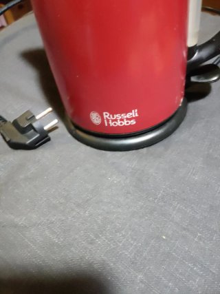 Hervidor de agua Russell Hobbs rojo
