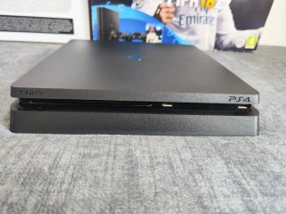 PS4 Slim 1TB FIFA 18 + 2 Comandos