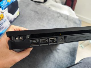 PS4 Slim 1TB FIFA 18 + 2 Comandos
