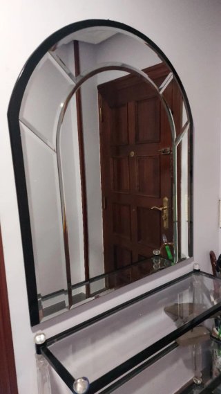 Mueble recibidor con espejo negro y cristal