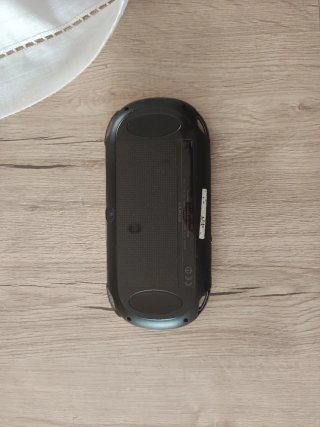 PS Vita + 5 Juegos + Funda + Cable ALGO NEGOCIABLE