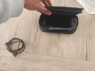 PS Vita + 5 Juegos + Funda + Cable ALGO NEGOCIABLE