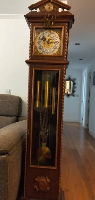 Reloj de pie de madera