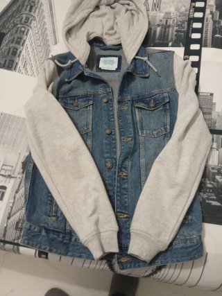 Chaqueta vaquera con capucha gris