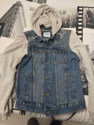 Chaqueta vaquera con capucha gris
