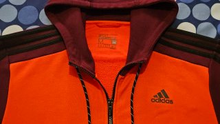 Chaqueta Adidas Sport Essentials granate y roja