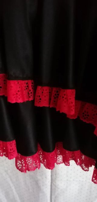 Falda flamenca negra con volantes rojos