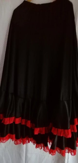 Falda flamenca negra con volantes rojos