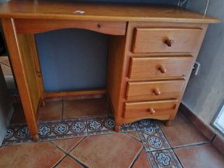 Scrivania in legno con cassetti