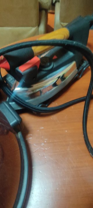 Plancha de vapor con mango de madera