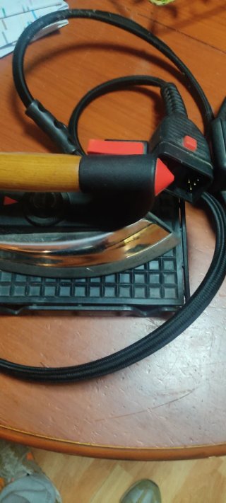 Plancha de vapor con mango de madera