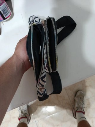 Riñonera multicolor con estampado geométrico