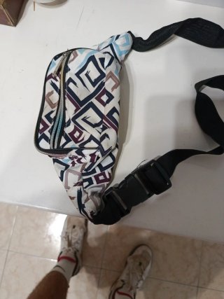Riñonera multicolor con estampado geométrico