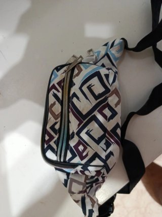 Riñonera multicolor con estampado geométrico
