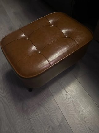 Taburete de cuero marrón con asa