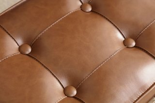 Taburete de cuero marrón con asa