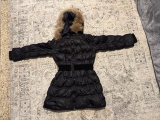 Abrigo negro con plumón y pelo de zorro