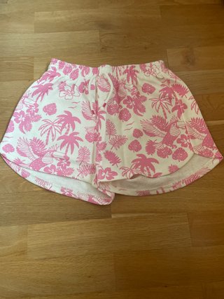 Shorts playeros blancos con estampado tropical