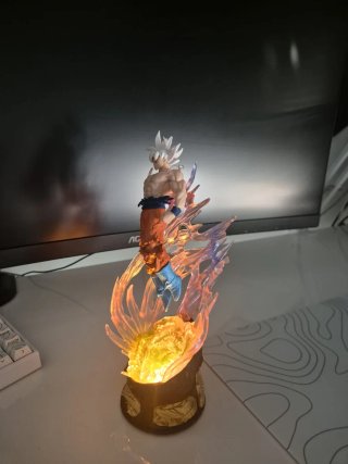 Figura Goku 23cm con Iluminación