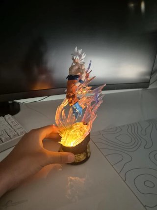 Figura Goku 23cm con Iluminación