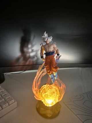 Figura Goku 23cm con Iluminación
