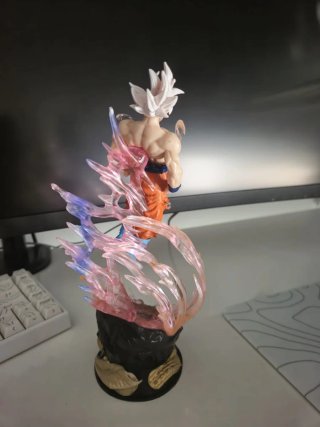 Figura Goku 23cm con Iluminación