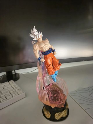Figura Goku 23cm con Iluminación