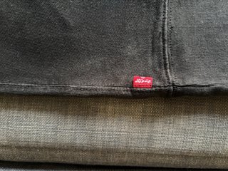Sudadera Levi's Negra Logo Rojo