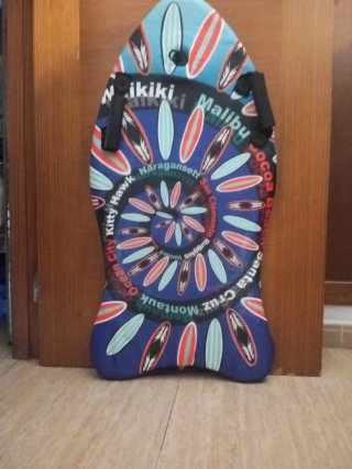 Tabla de surf con diseño de tablas