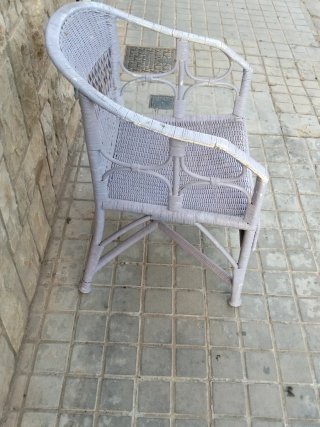 Sillón antiguo de mimbre