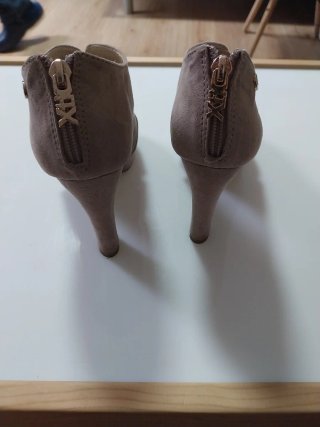 Zapatos de tacón beige