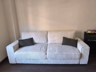 Sofá-Cama 3/4 plazas de color crema.