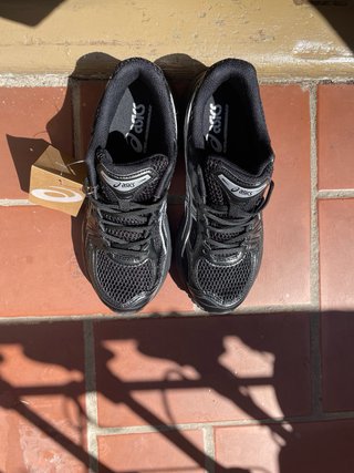 Zapatillas Asics Negras y Plateadas