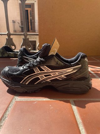 Zapatillas Asics Negras y Plateadas