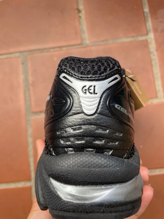 Zapatillas Asics Negras y Plateadas