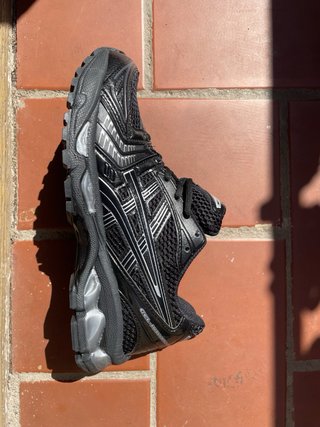 Zapatillas Asics Negras y Plateadas