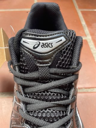 Zapatillas Asics Negras y Plateadas
