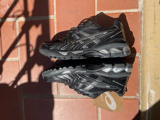 Zapatillas Asics Negras y Plateadas