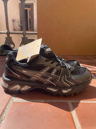 Zapatillas Asics Negras y Plateadas
