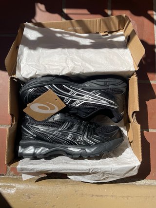 Zapatillas Asics Negras y Plateadas