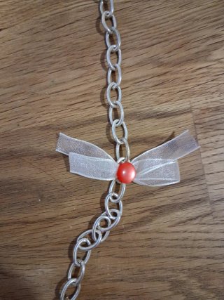 Cadena con flores de tela