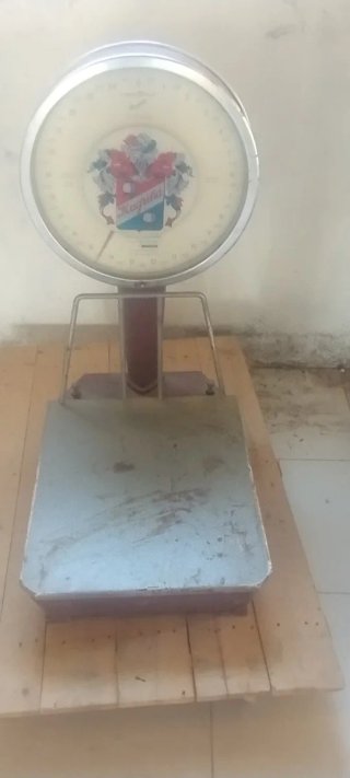 Báscula antigua tiene un pequeño tiene hay que arr