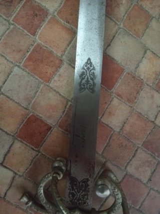 Espada decorativa metal dorada y plateada