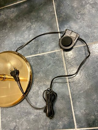 Lámpara de pie dorada de metal latón dorado pulido