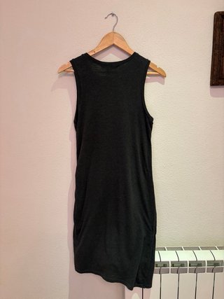 Vestido negro sin mangas con fruncido