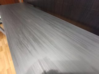 Escritorio esquinero negro con patas de aluminio